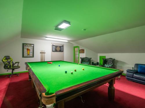 ein Billardtisch in einem Wohnzimmer mit afits in der Unterkunft Holiday Home Benderloch House & Frobost Lodge by Interhome in Daliburgh