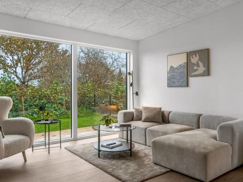 Istumisnurk majutusasutuses Holiday Home Barnet - 180m to the fjord by Interhome