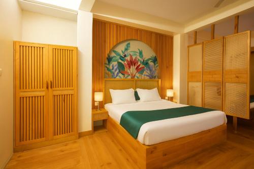 una camera da letto con un letto e un quadro sul muro di Kafal Pako Resort - Luxury Mountain View Stay in Mukteshwar a Mukteshwar