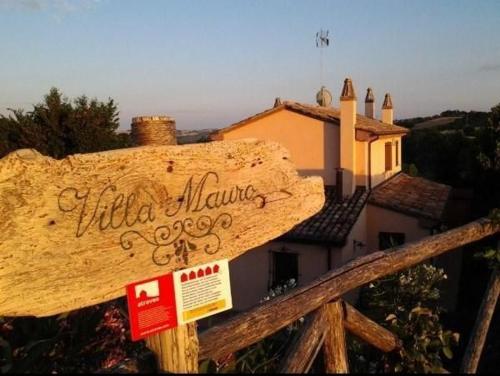 un panneau en bois devant une maison dans l'établissement Villa Mauro, à Mondolfo