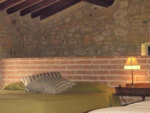 ein Schlafzimmer mit zwei Betten und einer Ziegelwand in der Unterkunft Ferienwohnung "Il Fienile" in Umbertide