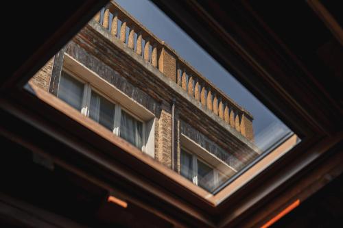 une vue d'un bâtiment à travers une fenêtre dans l'établissement Apollo, à Pesaro