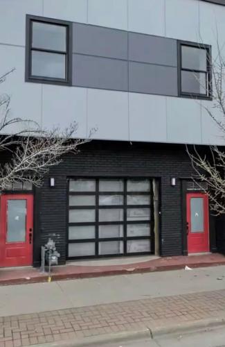 ein Gebäude mit zwei roten Türen und einem Hydranten in der Unterkunft The Skylight Retreat - Private 3BR Home in Saint Paul in Saint Paul