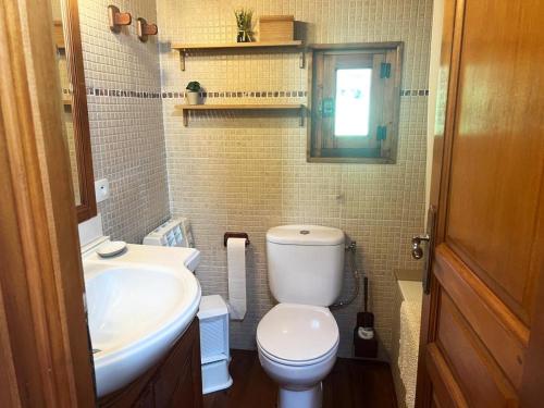 un piccolo bagno con un water e un lavandino di Escapada con encanto cerca de Porte-Puymorens y Andorra a Porta