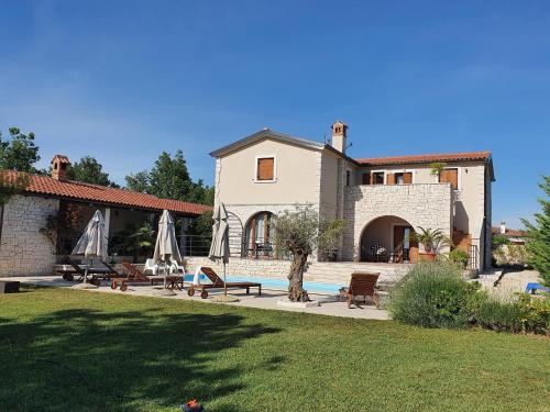 Charmante Villa Histra Mit Pool Und Großem Garten