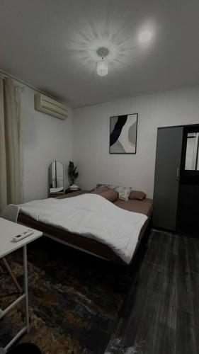 Postel nebo postele na pokoji v ubytování Small Loft of Indah Living