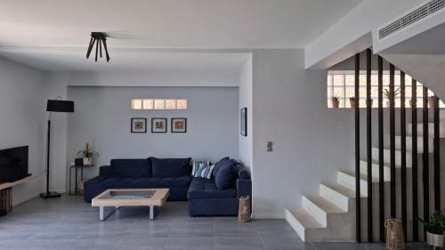 Гостиная зона в Aqua Two Storey House