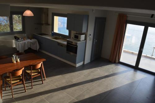 Кухня или мини-кухня в Aqua Two Storey House
