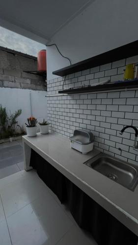 Kuchyň nebo kuchyňský kout v ubytování Small Loft of Indah Living