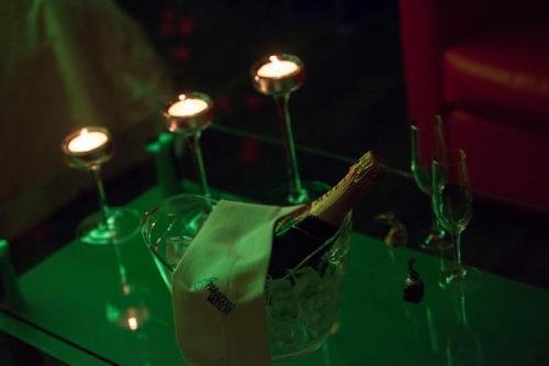 a table with wine glasses and a bag on it at Motel Paraiso in Outeiro de Rei