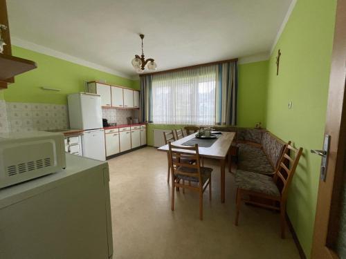 une cuisine et une salle à manger avec une table et des chaises dans l'établissement revLIVING Lodge Kleinstelzendorf Hollabrunn - 4 Schlafzimmer, à Kleinstelzendorf