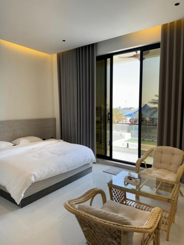 a bedroom with a bed and a table and chairs at شاليهات روح الخبر in Al Khobar