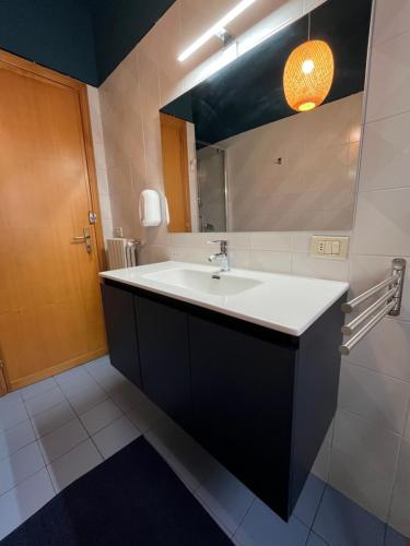 ein Badezimmer mit Waschbecken und Spiegel in der Unterkunft B&B Pokerdassi in Leonforte