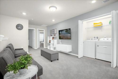 Η κουζίνα ή μικρή κουζίνα στο 5 Bedrooms 4 Bathrooms Solterra 7432 Ol