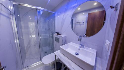 Ένα μπάνιο στο OLYMPIADA GIRNI Suites