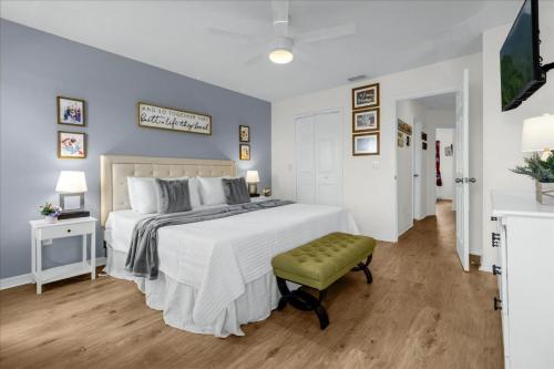 Postel nebo postele na pokoji v ubytování 3 Bedroom 25 Bathroom Fiesta Key 4728Hh