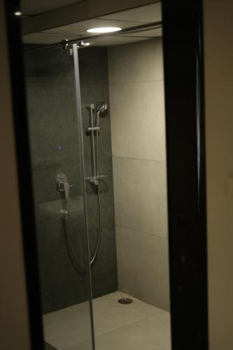 Ένα μπάνιο στο Kriya Grandeur Hotel