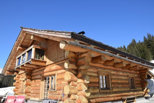 Cette cabane en rondins dispose d'un balcon. dans l'établissement Schönberghütte, à Lachtal