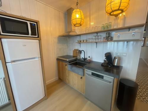 Una cocina o cocineta en Kust 3