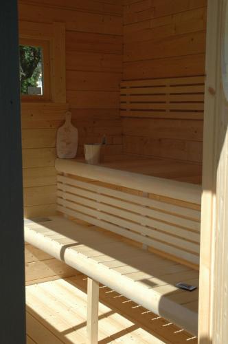 eine Sauna mit Bank in einer Holzhütte in der Unterkunft Limerhof in Waischenfeld