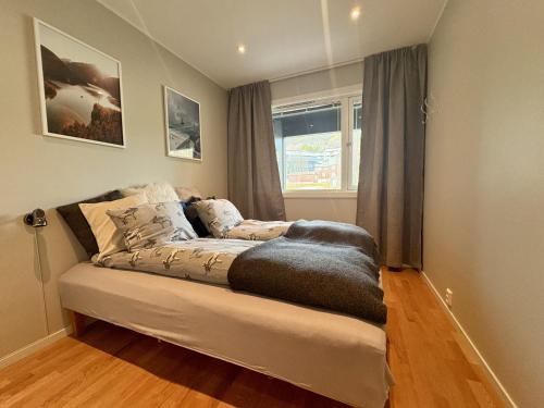 un lit assis dans une pièce avec une fenêtre dans l'établissement Central apartment - walking distance to everything, à Geilo