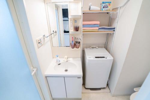 202Room, 5 mins walk from JR Kinshicho North Exit!Near Asakusa & Sky Tree!! The house is on the 2th floor with an elevator, convenient transportation There is a balcony and the room is soundproofed