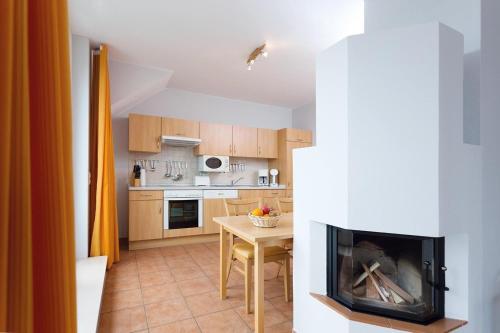 eine Küche mit einem Kamin in der Mitte eines Zimmers in der Unterkunft Ferienwohnung für 2 Personen ca 60 m in Rheinsberg, Mecklenburgische Seenplatte Rheinsberger Seengebiet in Rheinsberg