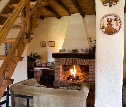 ein Wohnzimmer mit einem Kamin und 2 Sofas in der Unterkunft Ferienhaus für 4 Personen ca 70 qm in Alajar, Andalusien Provinz Huelva in Alájar