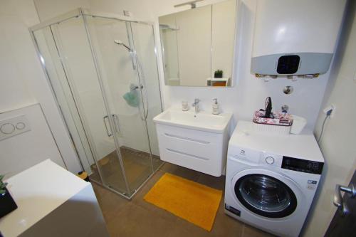 Modern 2-Bedroom Apartment Near the Beach