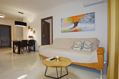 Modern 2-Bedroom Apartment Near the Beach