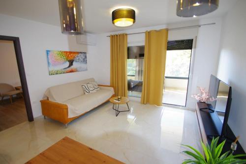 Modern 2-Bedroom Apartment Near the Beach