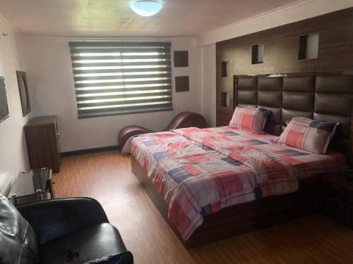 Ένα ή περισσότερα κρεβάτια σε δωμάτιο στο Chibuzor Apartment