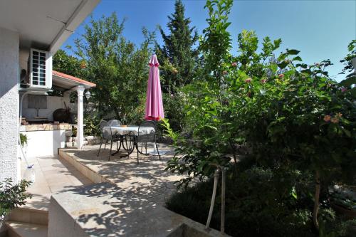 Ferienwohnung Ivana Mitten Im Blumengarten