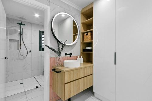 une salle de bain avec un lavabo et un miroir dans l'établissement Modern Tranquility in the heart of Tanunda, à Tanunda