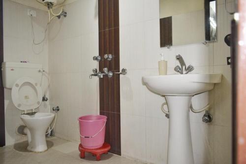 Un baño con lavabo e inodoro en Hotel Sandhyana Inn Peaceful stays near Bhagsu Waterfall, en McLeod Ganj