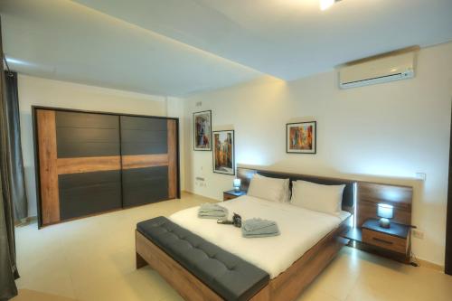 Voodi või voodid majutusasutuse Spacious & chic 1 bedroom in Birgu waterfront GSPI1-1 toas