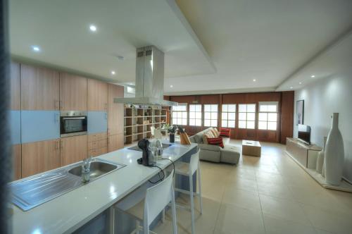 Köök või kööginurk majutusasutuses Spacious & chic 1 bedroom in Birgu waterfront GSPI1-1