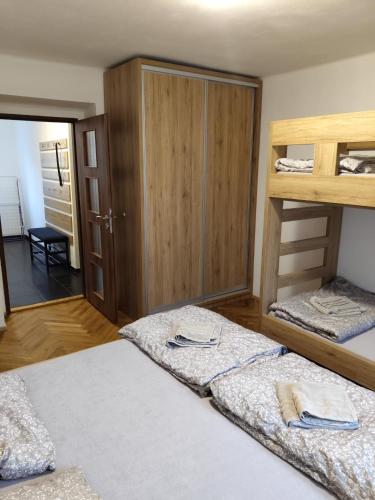 a room with two bunk beds and a door at Apartmán Matěj in Poděbrady