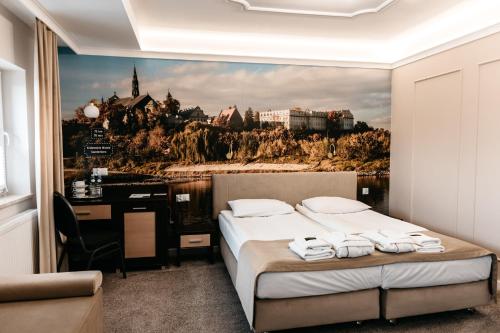une chambre avec un lit avec un tableau sur le mur dans l'établissement Hotel Senator Konferencje & SPA, à Starachowice
