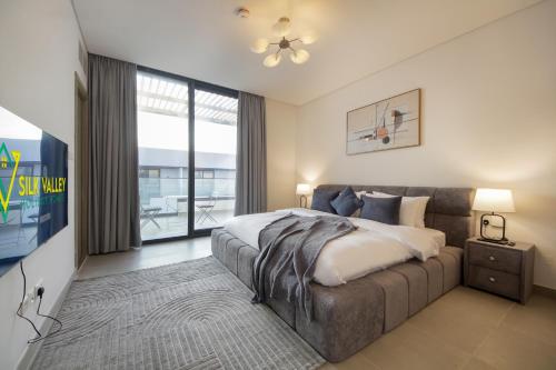 Postel nebo postele na pokoji v ubytování Silk Valley - 4B near Al Hamriyah | Private Garden