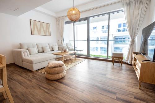 Tula Thaara Duplex with Private Beach and Pool in Al Marjan Island