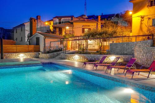 Ferienhaus Mit Großem Garten Und Pool