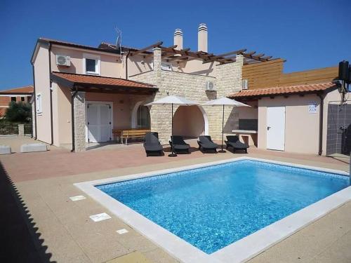 Ferienhaus Mit Pool, Terrasse Und Parkplatz