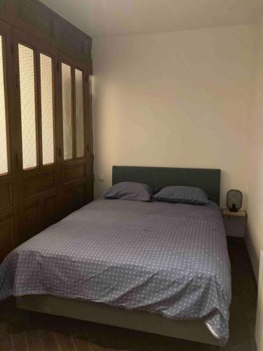 une chambre avec un lit avec deux oreillers dessus dans l'établissement Single-story studio with parking, 