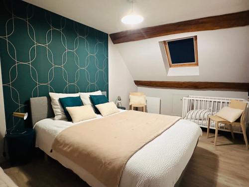 une chambre avec un lit et un mur végétal dans l'établissement Le Gîte Du Lavoir, à Courbouzon