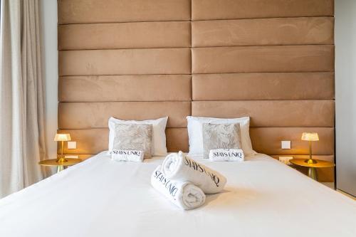 Postel nebo postele na pokoji v ubytování Sunset View Designer Apartment With Pool Access