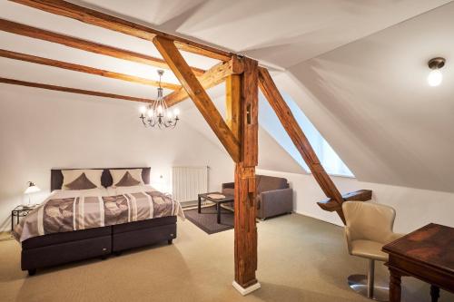 une chambre avec un lit, un bureau et une chaise dans l'établissement Schloss - Schenke Tunzenberg, à Mengkofen