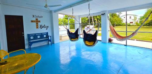 Imagen de la galería de Rusty Blue Belize 3Bd House 8 min to Int'l Airport WiFi, Gated Parking & Hot Wtr, en Ladyville