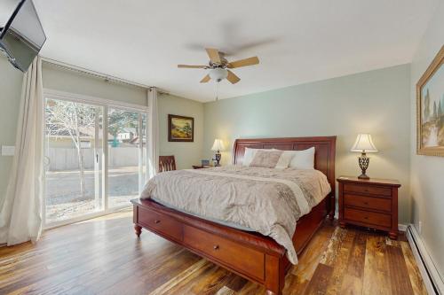 une chambre avec un lit et un ventilateur de plafond dans l'établissement South Lake Tahoe Charm, à Al Tahoe