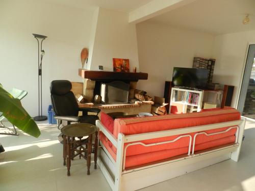 ein Schlafzimmer mit einem Bett, einem Stuhl und einem Klavier in der Unterkunft Chambre chez l'habitant in Crach